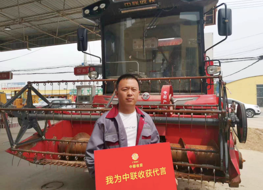 有三臺挖掘機的董老板為何轉(zhuǎn)型開收割機？收的都是現(xiàn)錢！(圖1)